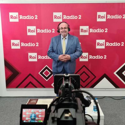 giuseppe-lanzi-con-lo-sfondo-di-radio-due